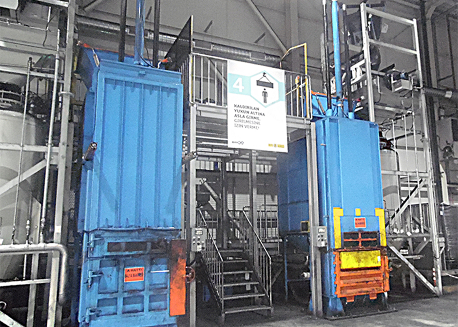 BulkBuster™ bulk bag unloading with internal dust collection for unloading of carbon black