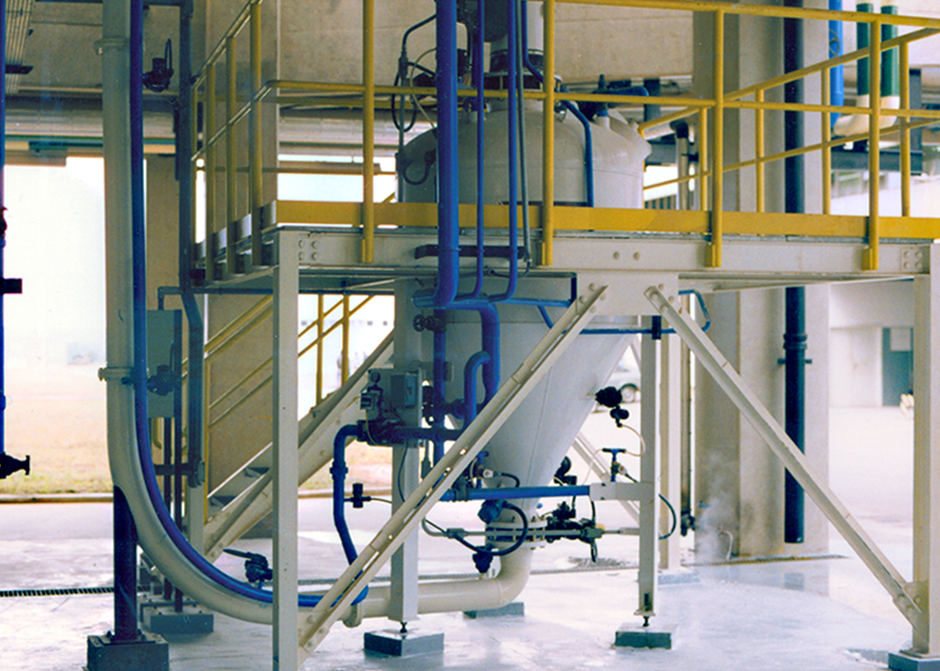 Dense phase pneumatic conveying of detergent powder to packaging hoppers