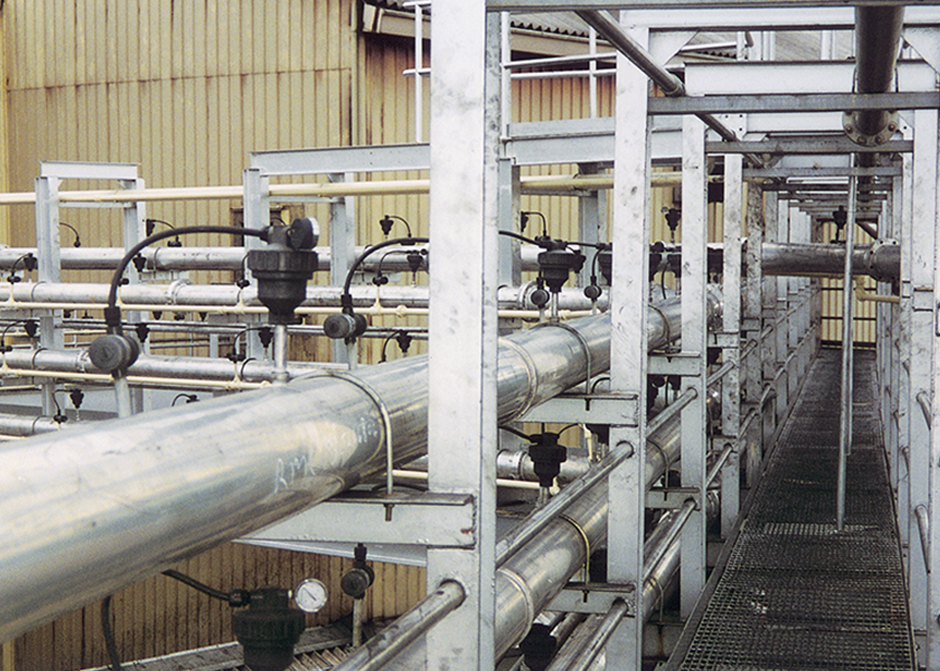 Dense phase pneumatic conveying of carbon black